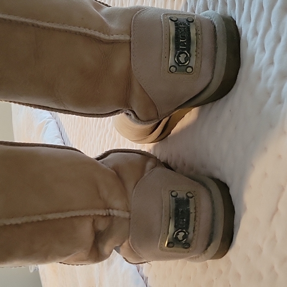 Australia Luxe Collection shearling boots - Picture 3 of 5